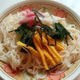 わかめとかまぼこと薄焼き卵のぶっかけそうめん